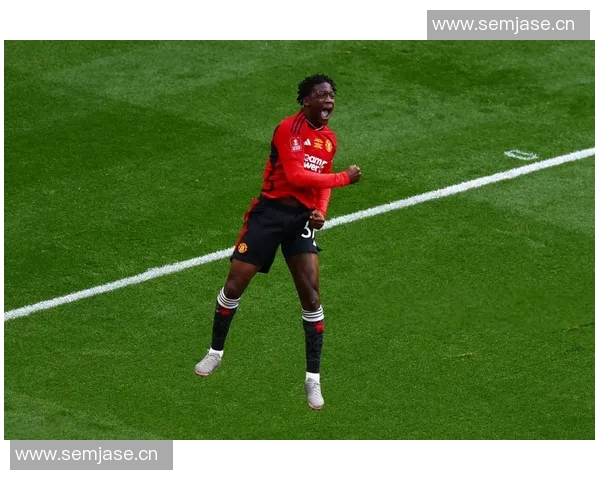 赖特：阿莫林应感到尴尬，梅努如此好的球员差点因他离开曼联